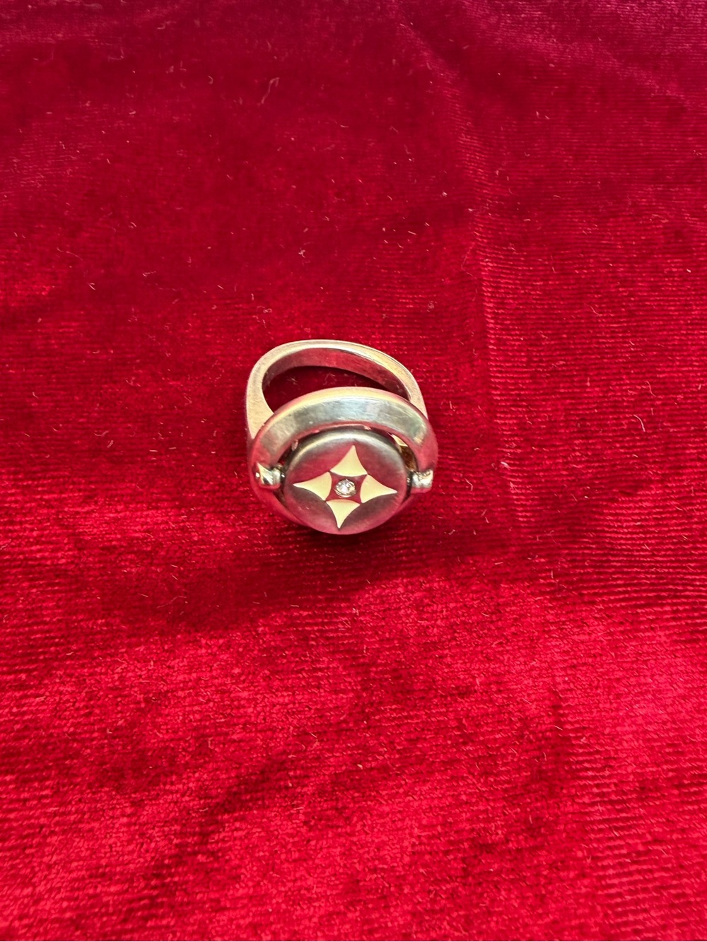 Premier Designs Full Circle Reversible White / Black Front Ring